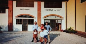Marco Schiavo con la famiglia di fronte alla distilleria