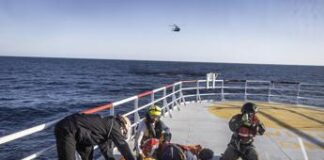 Migranti, Ocean Viking chiede ‘porto più vicino’: in 23 sbarcati a Catania per cure urgenti