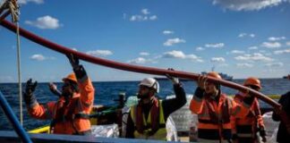 Migranti, sbarco a Pozzallo per Sea Watch: a bordo 17enne morto