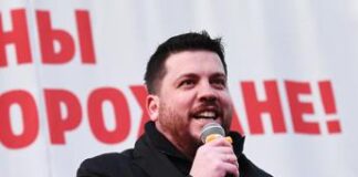 Navalny, braccio destro Leonid Volkov aggredito a martellate: “Non ci arrenderemo a Putin”