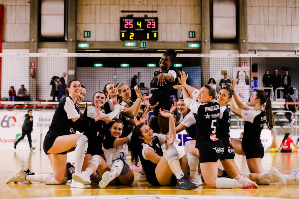 Nella foto di Daniele Marangoni festa del Vicenza Volley dopo la vittoria col Cortina Express Imoco