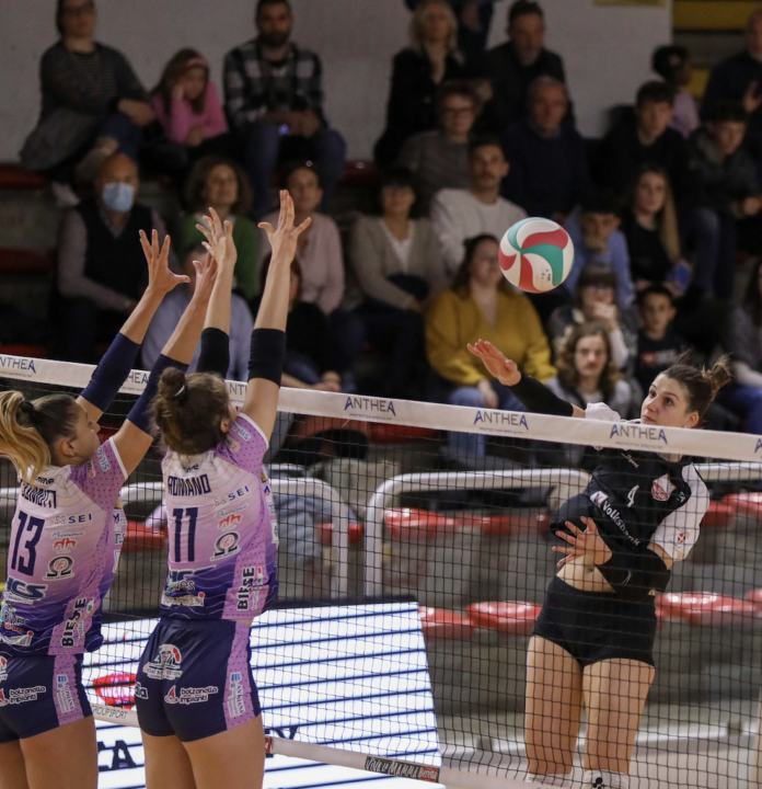 Nella foto di Daniele Marangoni, un momento del match d'andata con Chiara Costagli (Vicenza Volley) in attacco