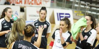 Serie B1 femminile, Vicenza Volley amara a Padova: perde 1-3 con la Banca Annia Aduna e scivola al quarto posto Nella foto di archivio di Daniele Marangoni, un time out di Vicenza Volley