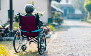 Anziani non autosufficienti, Bedin: «I 20 milioni siano il primo passo di un piano stabile» Anziani non autosufficienti, immagine neutra dedicata all’assistenza e alla cura