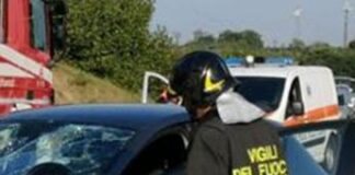 Pneumatico si stacca e colpisce auto su A1: grave una donna
