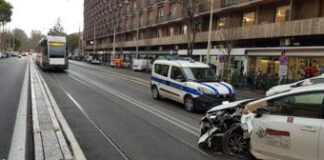 Roma, scontro tra tram e taxi in viale Trastevere: traffico in tilt