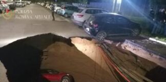 Roma, si apre voragine al Quadraro: 2 auto inghiottite