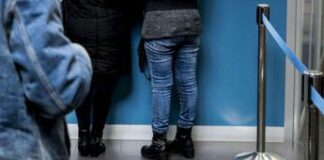 Tornano le code agli sportelli pubblici, l’attesa aumenta: oltre 20 minuti in fila