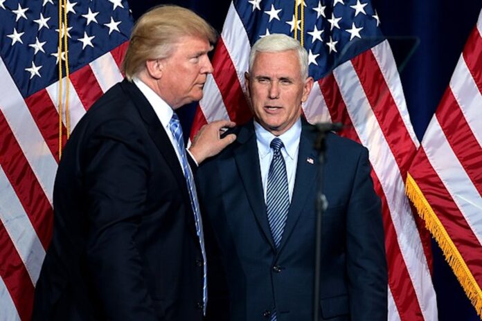 Donald Trump e Mike Pence quando i loro rapporti andavano bene.