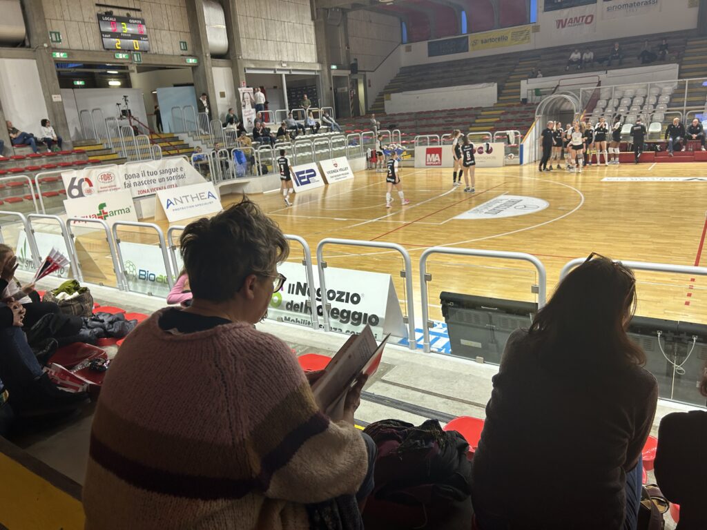 Una tifosa dei Vicenza Volley sfoglia VicenzaPiù durante un time out