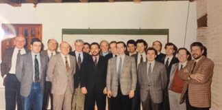 Scomparso Vladimiro Riva, il senatore vicentino di FI Pierantonio Zanettin: “con lui ho percorso un importante tratto della mia crescita politica” Una vecchia foto del cda di Aim dal 1990 al 1993 con Vladimiro Riva (in abito nero) in prima fila e con Zanettin secondo in seconda fila alla sua sinistra