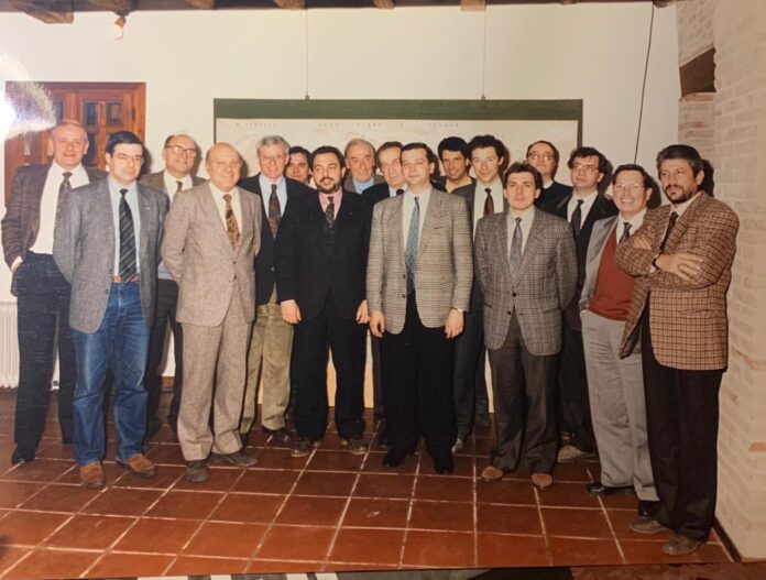 Una vecchia foto del cda di Aim dal 1990 al 1993 con Vladimiro Riva (in abito nero) in prima fila e con Zanettin secondo in seconda fila alla sua sinistra