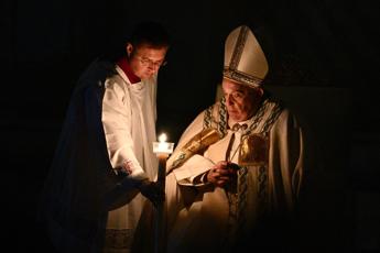 Veglia di Pasqua, Papa: "Non lasciamoci imprigionare dai macigni della morte"