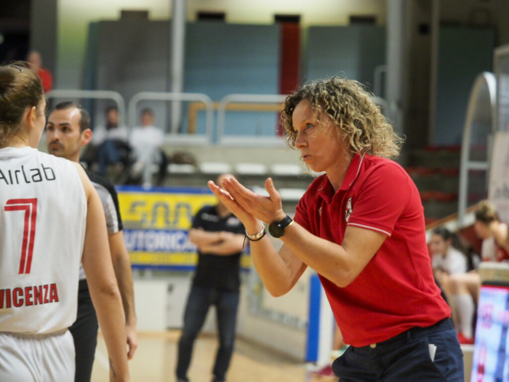 Velcofin Interlocks Vicenza, coach Zara dà indicazioni nella gara con Bolzano