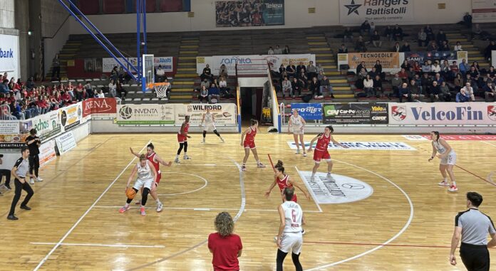 Velcofin Interlocks Vicenza (maglia bianca) in azione mentre le giovanissime ultras dell'As Vicenza, a sinistra, tifano per loro (foto VicenzaPiù - ViPiu.it)