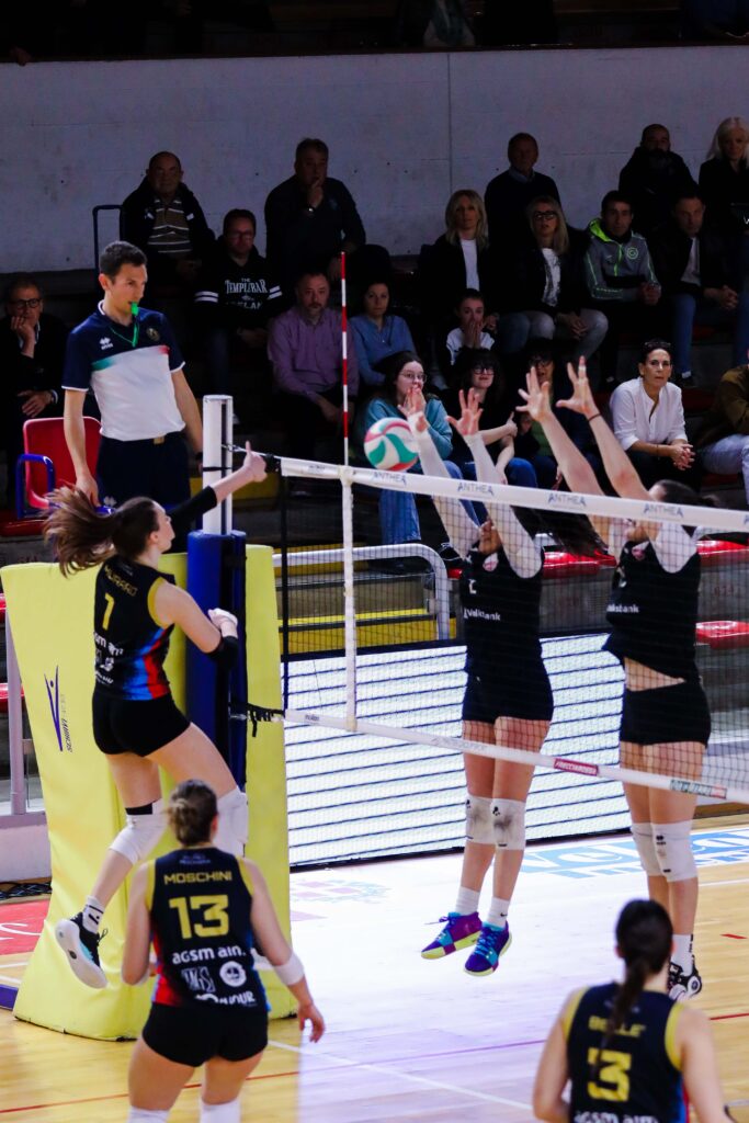 Vicenza Volley a muro con l'Abano (foto di Daniele Marangoni)