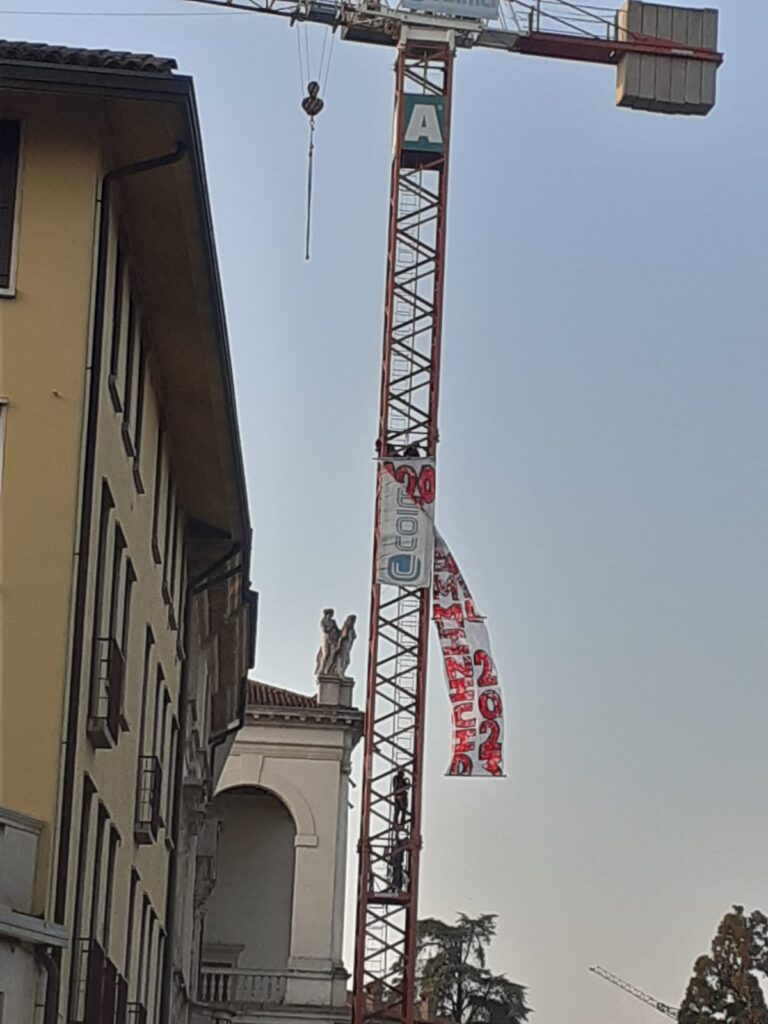 Vannacci, manifestanti assaltano la gru di palazzo Chiericati