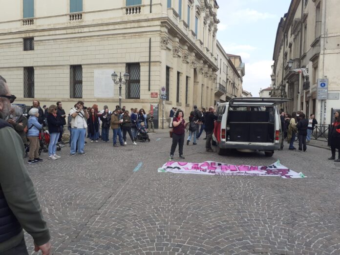 Vannacci a Vicenza, parte il corteo centri sociali e studenti da piazza Castello