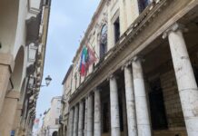 Giornata nazionale in memoria delle vittime di Covid. Zaia: “Giorni bui, il mio pensiero alle famiglie”. Bandiere a mezz’asta a Vicenza A Vicenza Bandiere a mezz'asta nella giornata dedicata al ricordo delle vittime di Covid