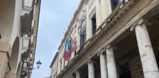 Giornata nazionale in memoria delle vittime di Covid. Zaia: “Giorni bui, il mio pensiero alle famiglie”. Bandiere a mezz’asta a Vicenza A Vicenza Bandiere a mezz'asta nella giornata dedicata al ricordo delle vittime di Covid