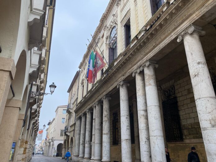 A Vicenza Bandiere a mezz'asta nella giornata dedicata al ricordo delle vittime di Covid