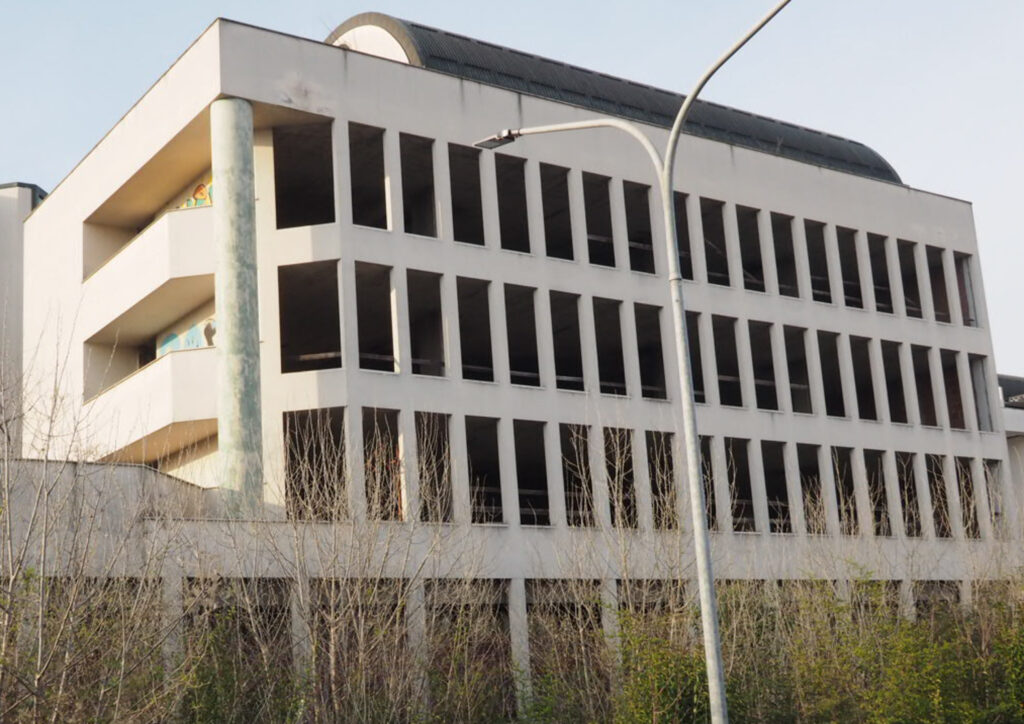 edificio incompiuto e abbandonato a parco città