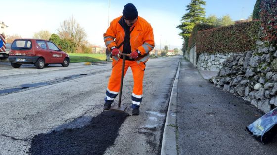 Amcps al lavoro per chiudere le buche sulle strade causate dagli allagamenti