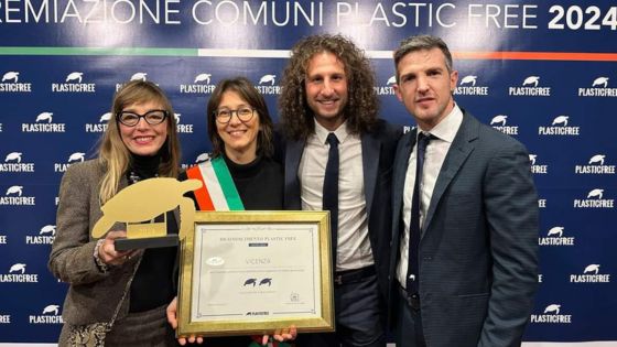 L'assessore Baldinato con il riconoscimento di Comune Plastic free