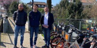 Il bike sharing si allarga, il servizio mette in collegamento Vicenza e Bolzano Vicentino Da sinistra: Prosdocimi di Ridemovi spa, l'assessore Spiller, e il vicesindaco di Bolzano Vic. Berdin presentano l'ampliamento del bike sharing