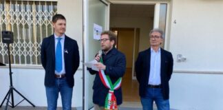 Ambulatori di via Fincato 4, riparte il servizio. Possamai: “Restituito al quartiere Ferrovieri un presidio importante” Il direttore dei servizi socio-sanitari Ulss 8 Di Falco, il sindaco Possamai e il presidente del consiglio Zaramella in sopralluogo agli ambulatori di via Fincato.
