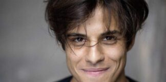 Michele Merlo, profanata la tomba del cantante. Il padre a Tva: “Gesto odioso” michele merlo