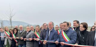 Inaugurato il duplice bacino di laminazione di Trissino. Zaia: “Continuiamo sulla strada della prevenzione” Il presidente regionale Zaia con le altre autorità all'inaugurazione del bacino di laminazione di Trissino