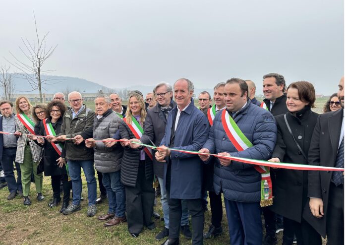 Il presidente regionale Zaia con le altre autorità all'inaugurazione del bacino di laminazione di Trissino