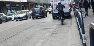 Ciclabili a Vicenza: il caso di viale Milano e l’appello di Possamai a Salvini ciclabili viale Milano Vicenza furgone parcheggiato sopra la ciclabile