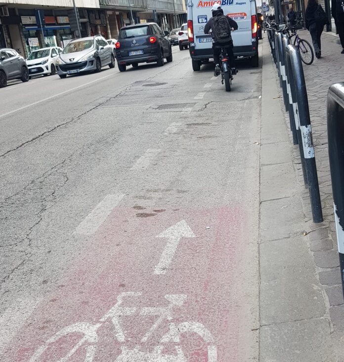 ciclabili viale Milano Vicenza furgone parcheggiato sopra la ciclabile