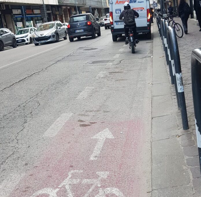 viale Milano Vicenza furgone parcheggiato sopra la ciclabile ciclabili viale Milano Vicenza furgone parcheggiato sopra la ciclabile