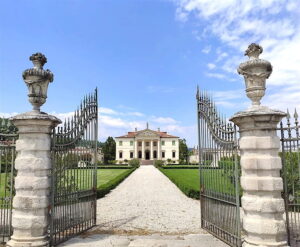 Il complesso di villa Cordellina Lombardi visto dal cancello