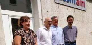 Per una Grande Vicenza: rinnovo cariche e Nuove iniziative Alessandra Marobin, Raffaele Colombara, Otello Dalla Rosa e Cristiano Spiller (Per una Grande Vicenza) davanti alla sede dell'allora Aim, ora AGSM AIM