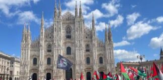 25 aprile, presidio pro Palestina in una piazza Duomo piena