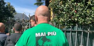 40 anni della Lega, Bossi invita i militanti a casa: fetta di torta e saluti col Senatur a Gemonio