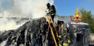 A1, camion si ribalta e va a fuoco: lunghe code e autostrada chiusa
