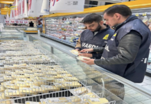 Guardia di Finanza Vicenza sequestra 1.800 cosmetici potenzialmente cancerogeni e alimentari non sicuri. Cinque persone denunciate Agenti della Guardia di Finanza di Vicenza effettuano controlli in un supermercato