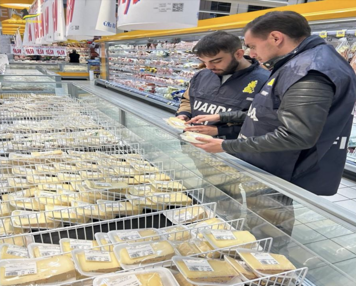 Agenti della Guardia di Finanza di Vicenza effettuano controlli in un supermercato