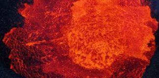 Allarme in Indonesia, 5 eruzioni in 24 ore per il vulcano Ruang a Sulawesi: rischio tsunami