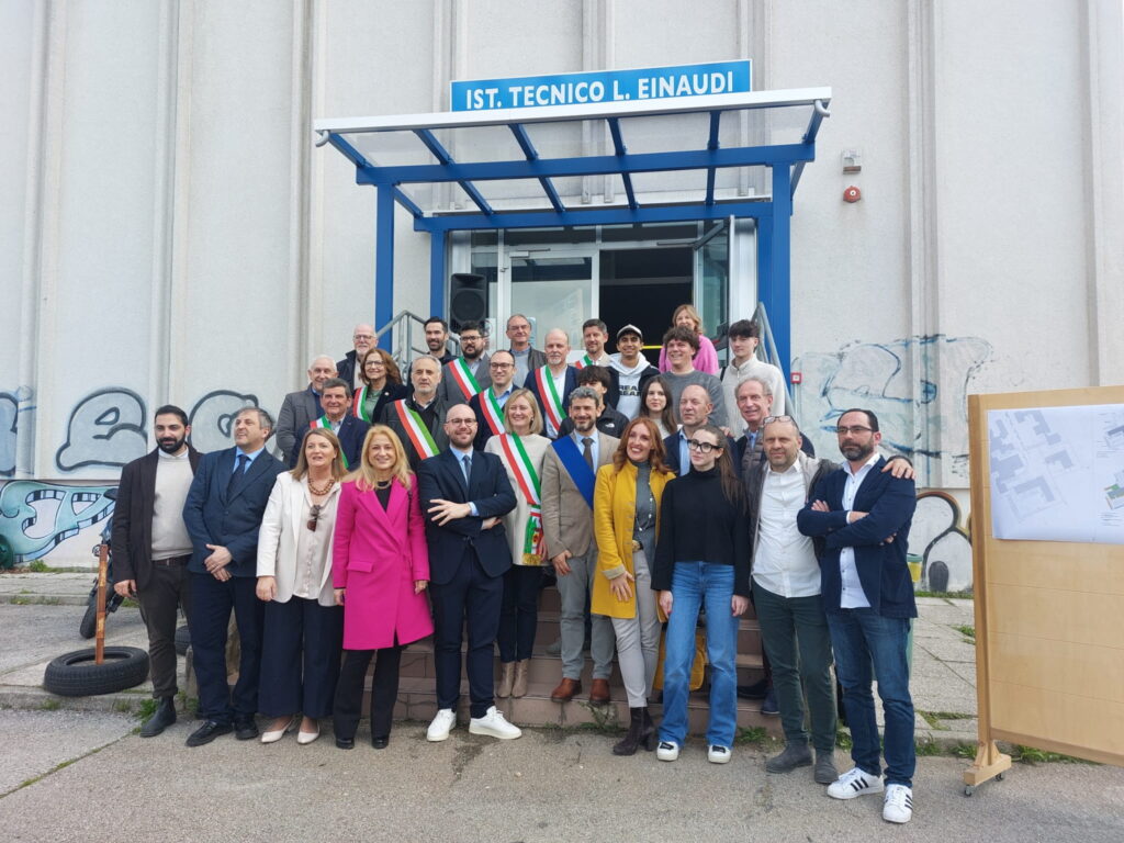 Foto di gruppo alla presentazione del progetto per l'esterno del centro studi