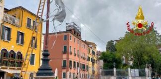 Biennale Arte Venezia, installazione divelta dal vento