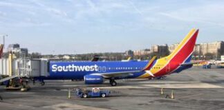 Boeing, panico a bordo di un 737-800: copertura del motore si stacca e finisce sull’ala