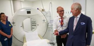 Carlo visita un centro per la cura del cancro, il re tornato agli impegni pubblici