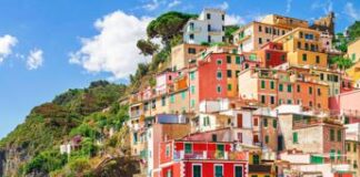 Cinque Terre, Riomaggiore promuove turismo sostenibile: vietati sexy shop, discoteche e kebab