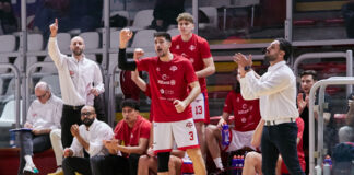 Basket B maschile, la Civitus Allianz Vicenza soccombe 70-78 con la Ristopro Janus Fabriano: la sconfitta brucia ma gli applausi sono di tutti Civitus Allianz Vicenza-Ristopro Fabriano, la panchina biancorossa esulta
